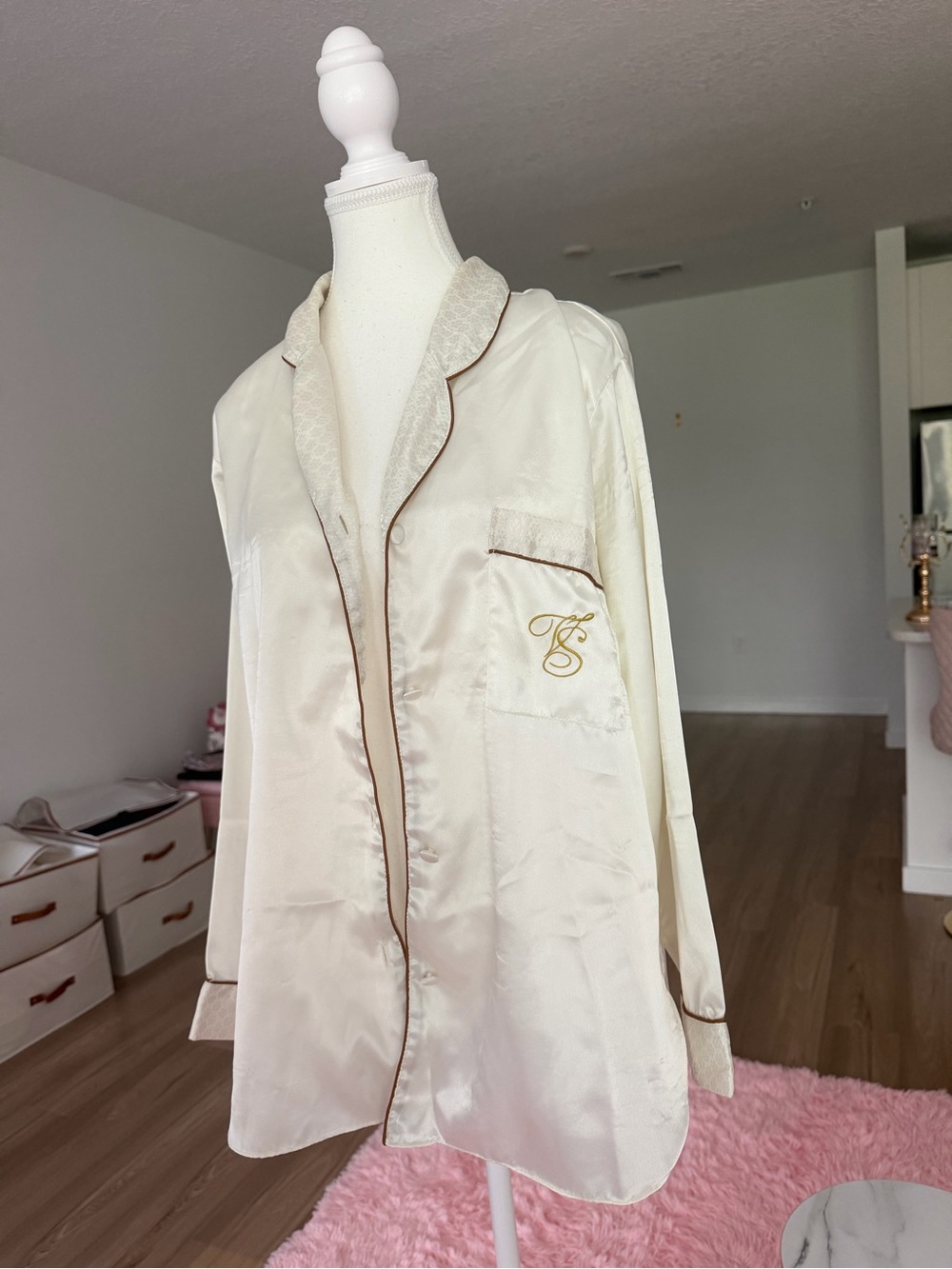 Victoria’s Secret vintage gold tag Silk-Feel Cream Satin Pajama Top - Picture 2 of 8